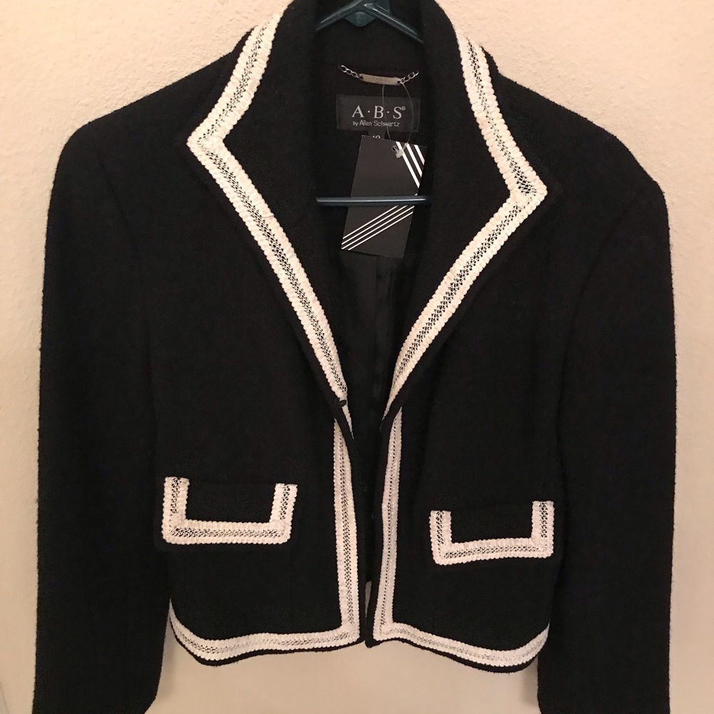 Cute short black jacket.